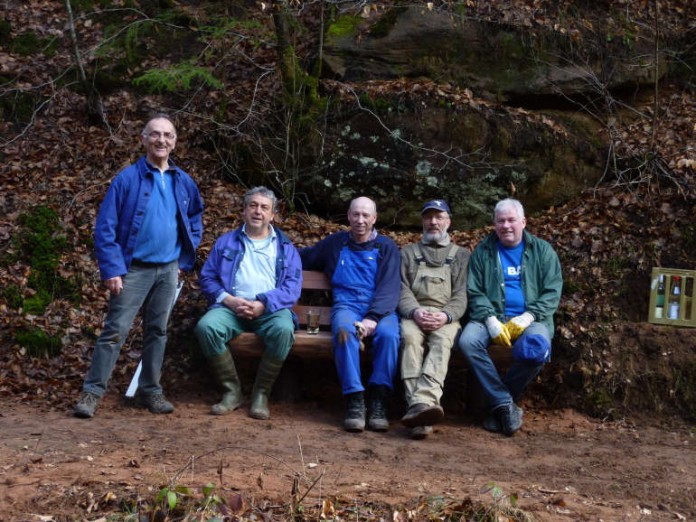 v.l. Karl-Heinz Kaiser, Reinhold Marx, Albert Kuhn, Alfred Kuhn und Dieter Setz nach dem Aufstellen einer Sitzbank im Breitenbachtal